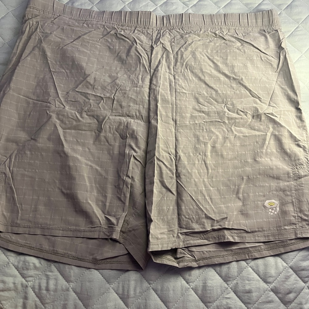 Mountain Hardwear Men's Light Gray Athletic Shorts